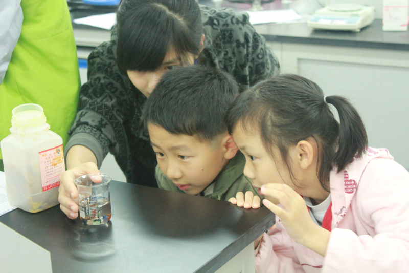 开放实验迎校友，携子共度化学节 