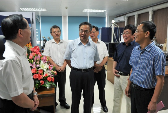 胡春华书记看望慰问陈小明院士及研究团队成员