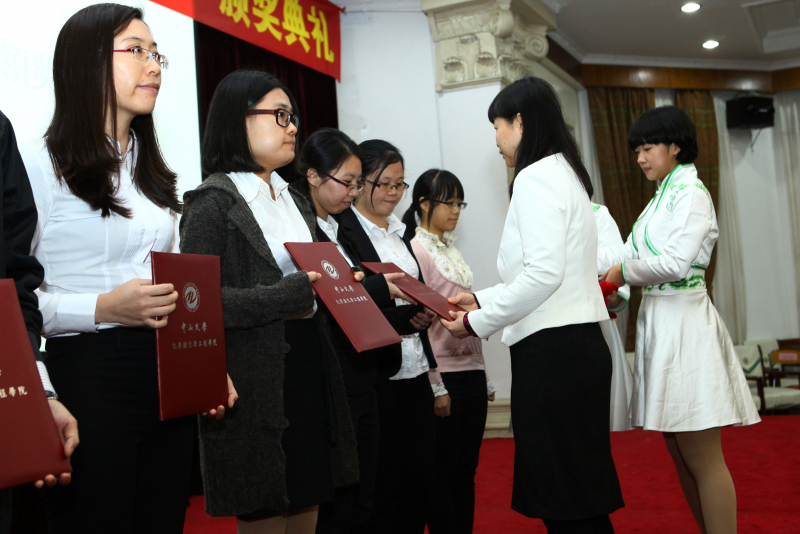 William希尔物理科学与工程技术学院、化学与化学工程学院 2014年“芙兰励教奖学金”颁奖典礼顺利举行