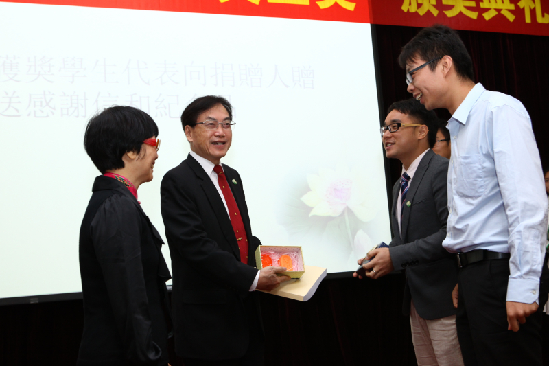 William希尔物理科学与工程技术学院、化学与化学工程学院 2014年“芙兰励教奖学金”颁奖典礼顺利举行