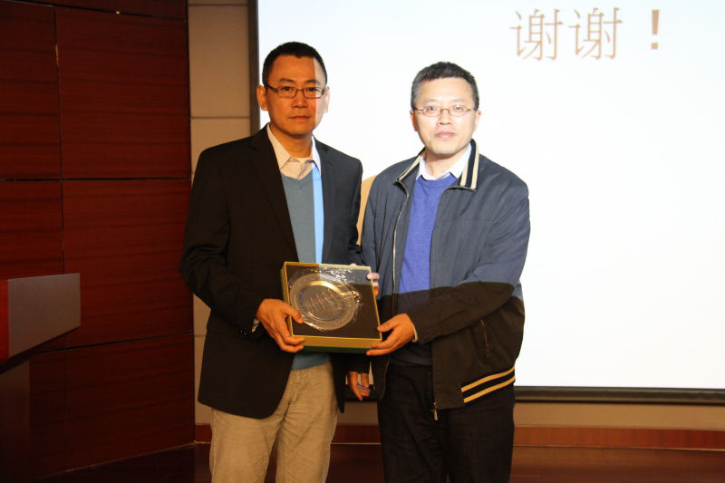 我院89届英伟文校友回院为师生作报告 