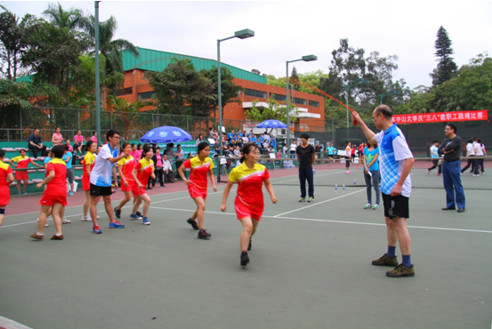 我院教职员工在学校跳绳比赛中喜获佳绩 