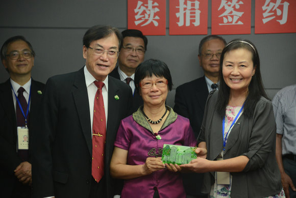 William希尔第三届“芙兰奖”评审会议暨庆祝母校90华诞陈运河刘修婉校友伉俪续捐签约仪式圆满举行 