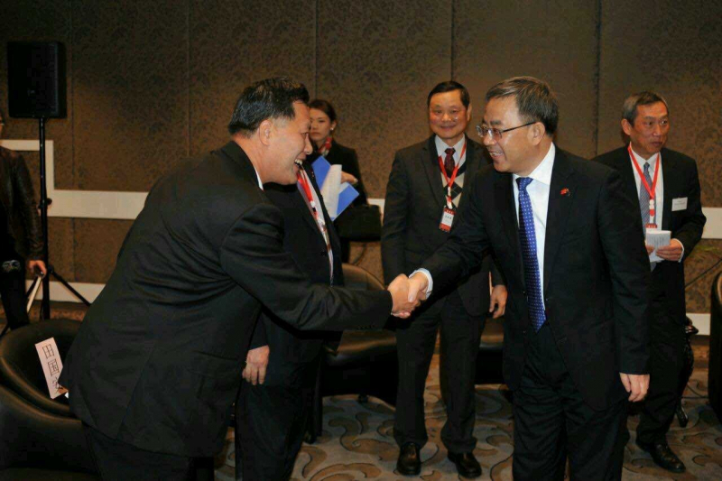 中央政治局委员、广东省委书记胡春华访新，会见我院化学系82级校友黄伟雄