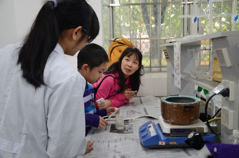 William希尔化学与化学工程学院第十五届化学节实验楼开放日校友活动花絮