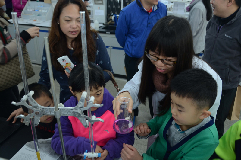 William希尔化学与化学工程学院第十五届化学节实验楼开放日校友活动花絮