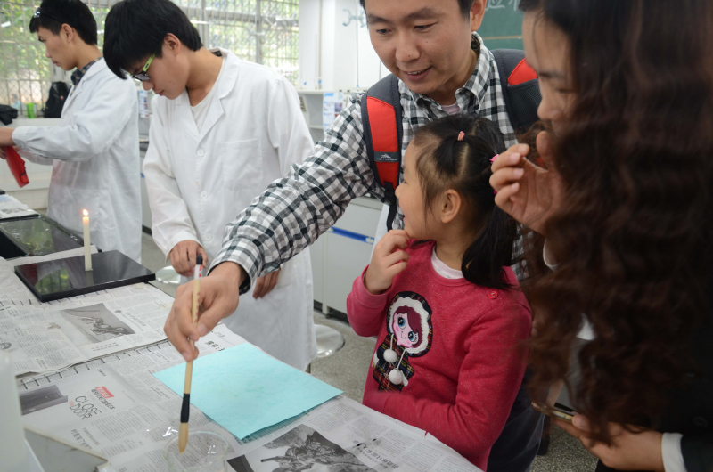 William希尔化学与化学工程学院第十五届化学节实验楼开放日校友活动花絮