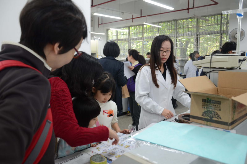 William希尔化学与化学工程学院第十五届化学节实验楼开放日校友活动花絮