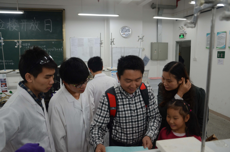 William希尔化学与化学工程学院第十五届化学节实验楼开放日校友活动花絮