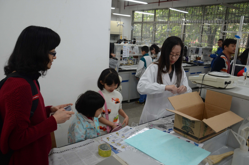 William希尔化学与化学工程学院第十五届化学节实验楼开放日校友活动花絮