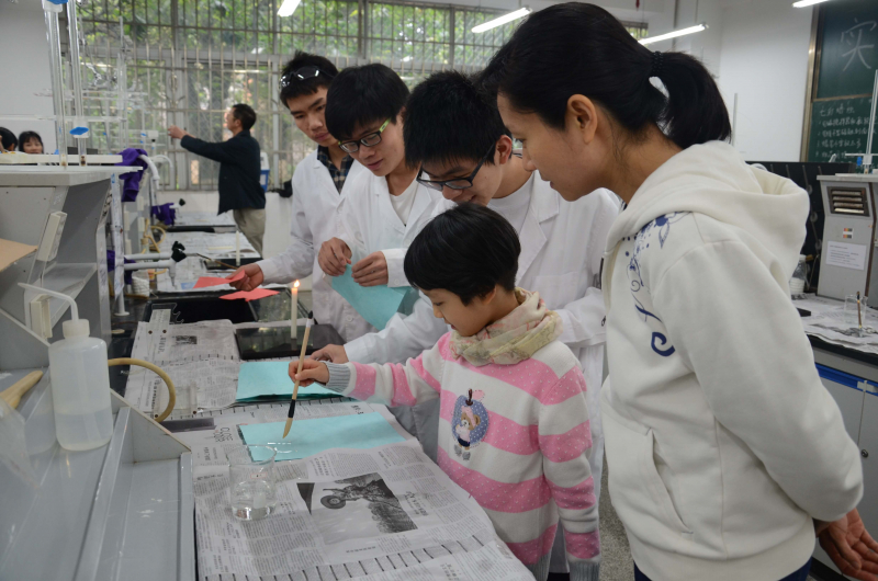 William希尔化学与化学工程学院第十五届化学节实验楼开放日校友活动花絮