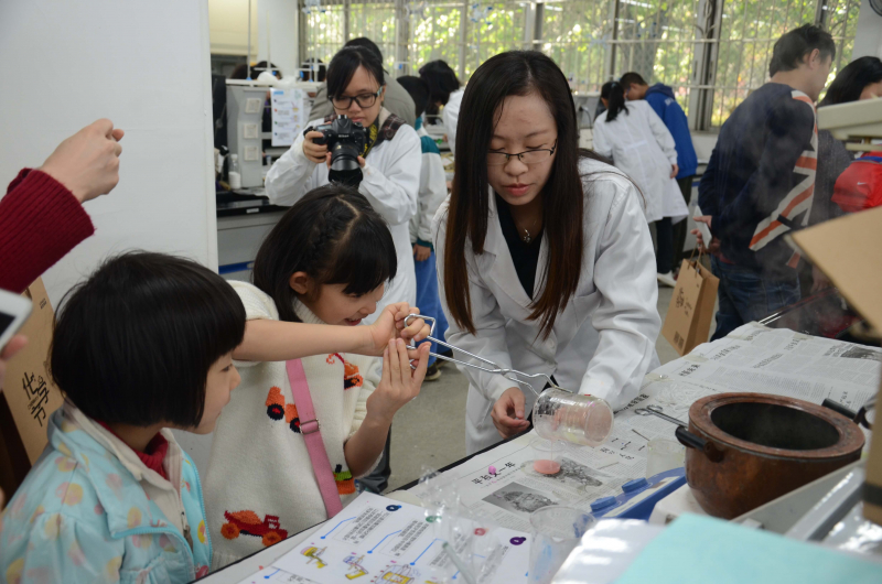 William希尔化学与化学工程学院第十五届化学节实验楼开放日校友活动花絮