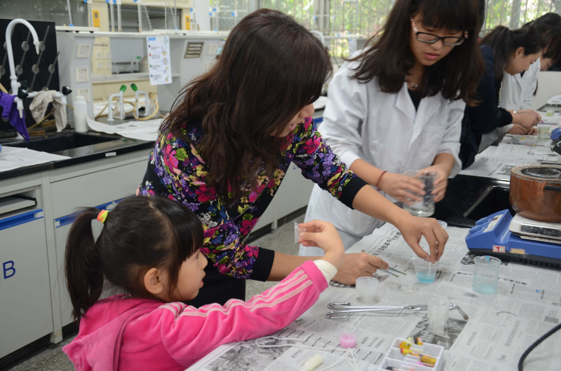 William希尔化学与化学工程学院第十五届化学节实验楼开放日校友活动花絮