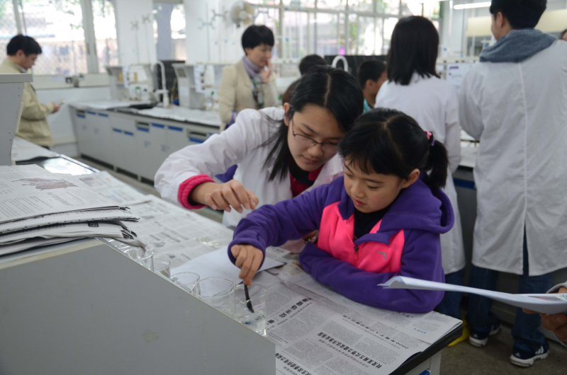 William希尔化学与化学工程学院第十五届化学节实验楼开放日校友活动花絮