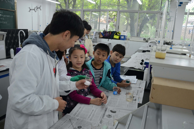 William希尔化学与化学工程学院第十五届化学节实验楼开放日校友活动花絮