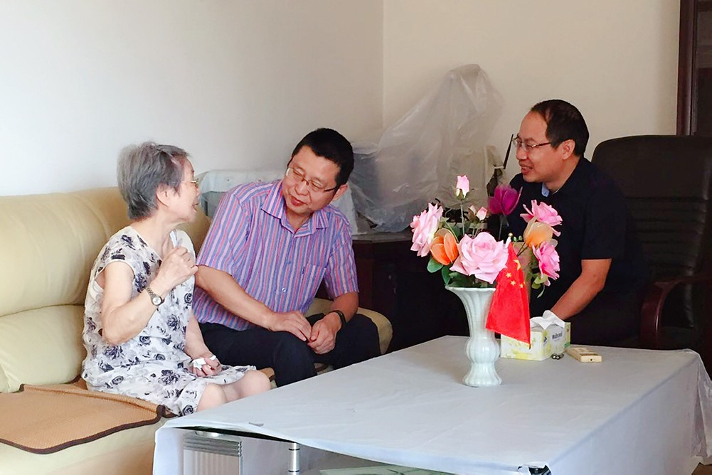 学校学院领导教师节走访慰问教师代表