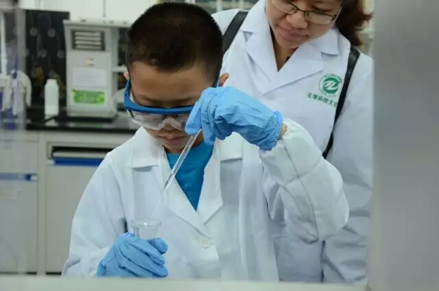 “趣味实验之旅”——第17届化学节实验楼校友开放日活动圆满结束