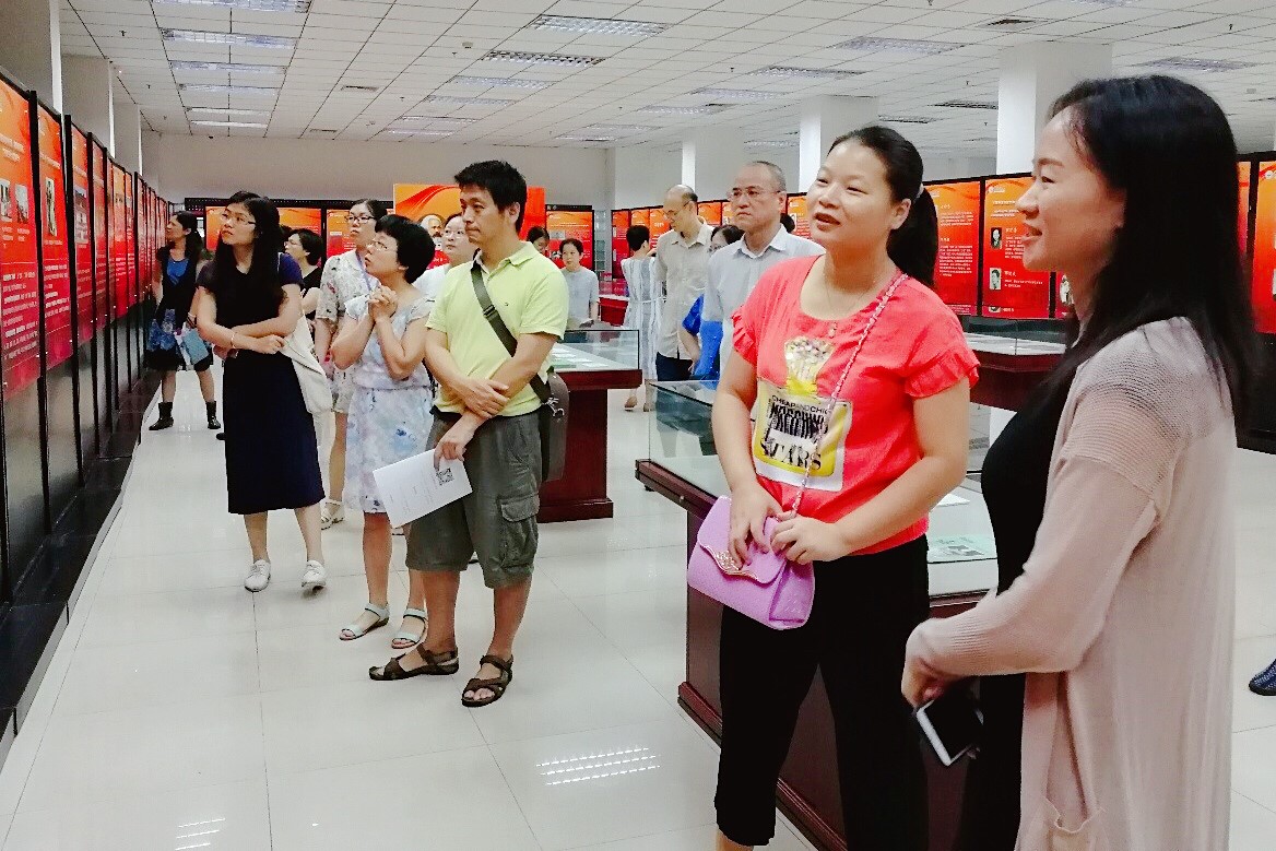 williamhill中国党委组织教职工党员参观“笃行与薪传—马克思主义在William希尔的实践与传承”系列展览